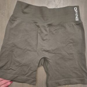 DFYNE Shorts IN ARMY GREEN